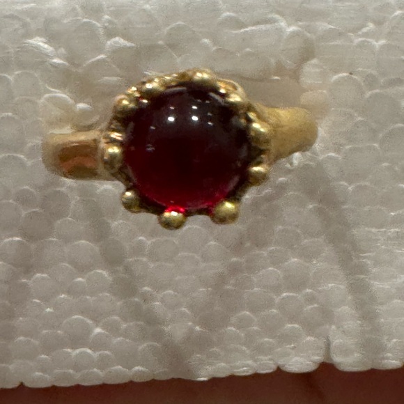 Beautiful ring with ruby-like gemstone. - Picture 4 of 4